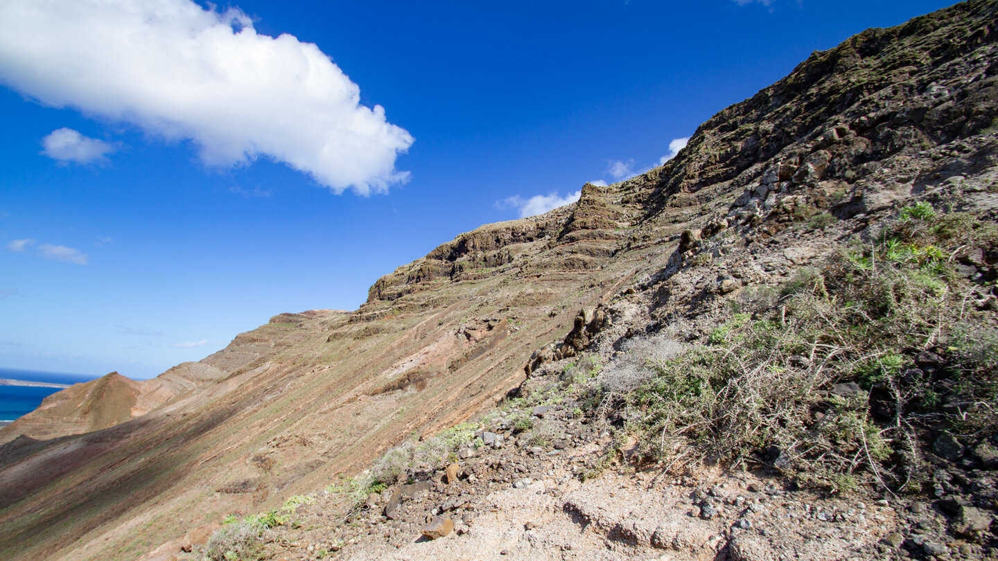 Ausblick vom Wanderweg Camino de Guatifay entlang der steilen Abhänge des Famara-Massivs