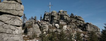 das Gipfelkreuz des Dreisesselbergs im Bayerischen Wald Gipfelkreuz des Dreisesselbergs im Bayerischen Wald