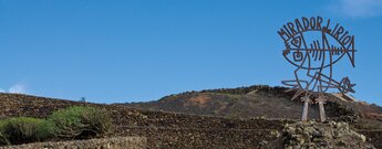 der Aussichtspunkt Mirador del Río an der Nordspitze des Famara-Massivs auf Lanzarote