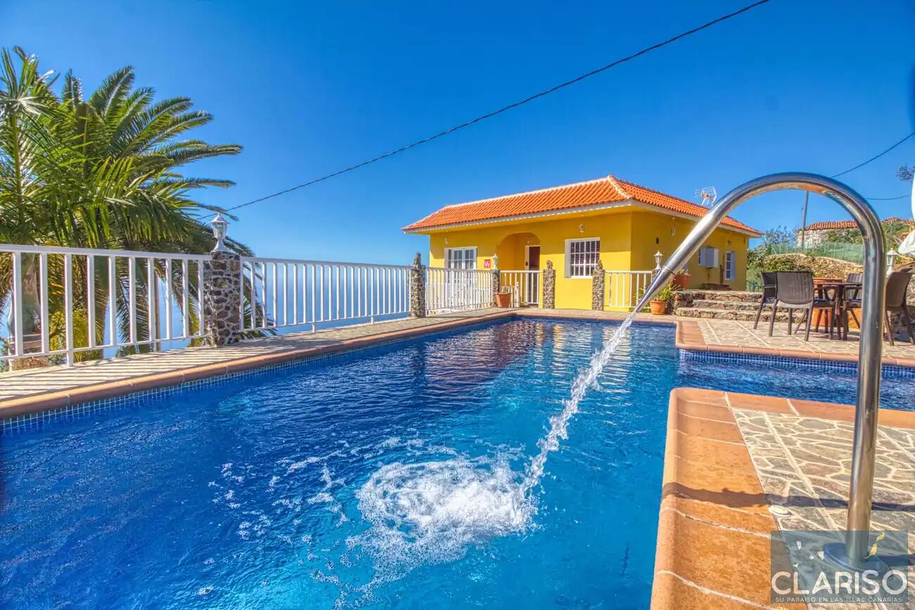 Villa La Hoya: Ferienhaus mit Eckbadewanne und Meerblick am Ende einer Sackgasse in Tijarafe auf La Palma