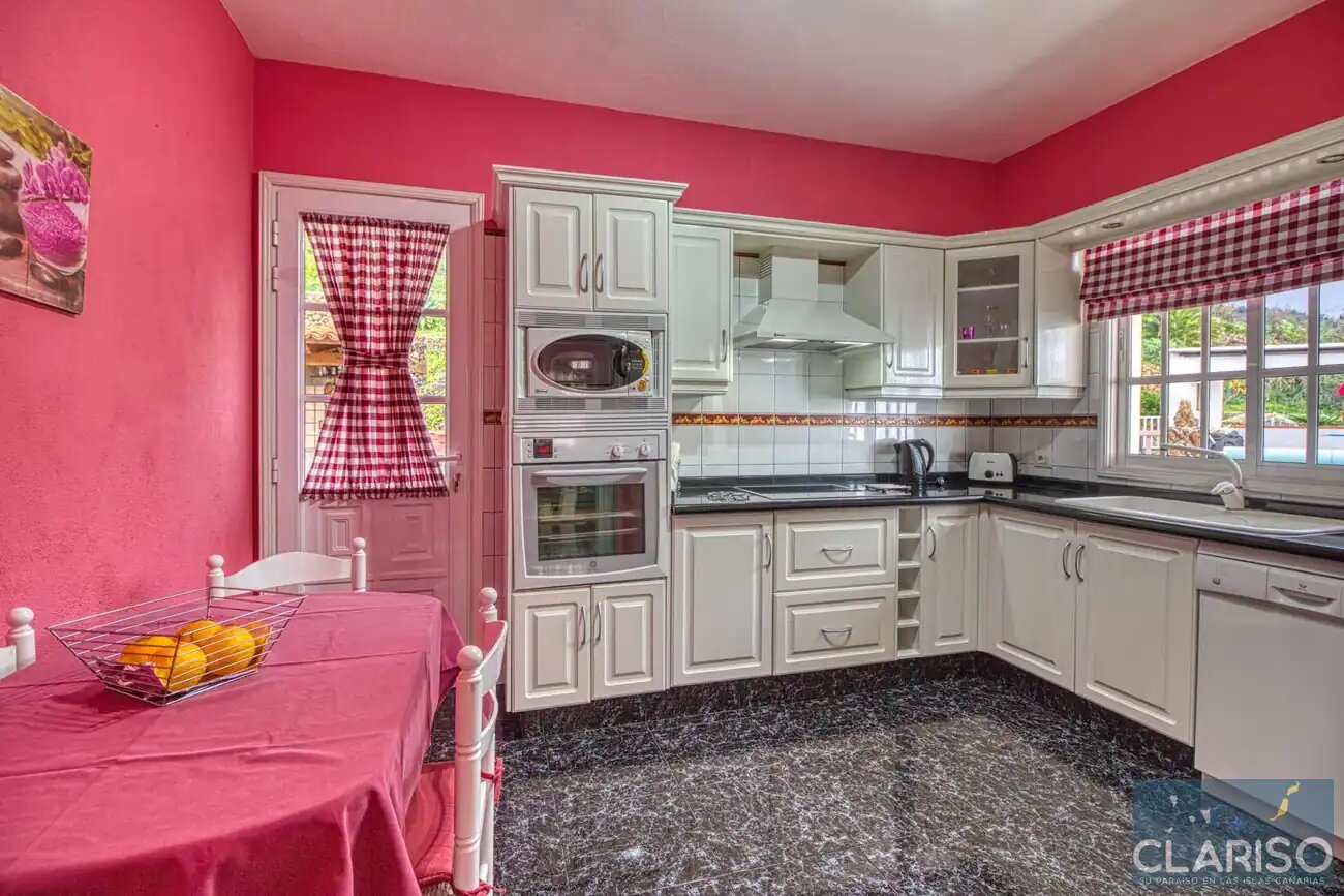 Villa La Hoya: Ferienhaus mit Eckbadewanne und Meerblick am Ende einer Sackgasse in Tijarafe auf La Palma