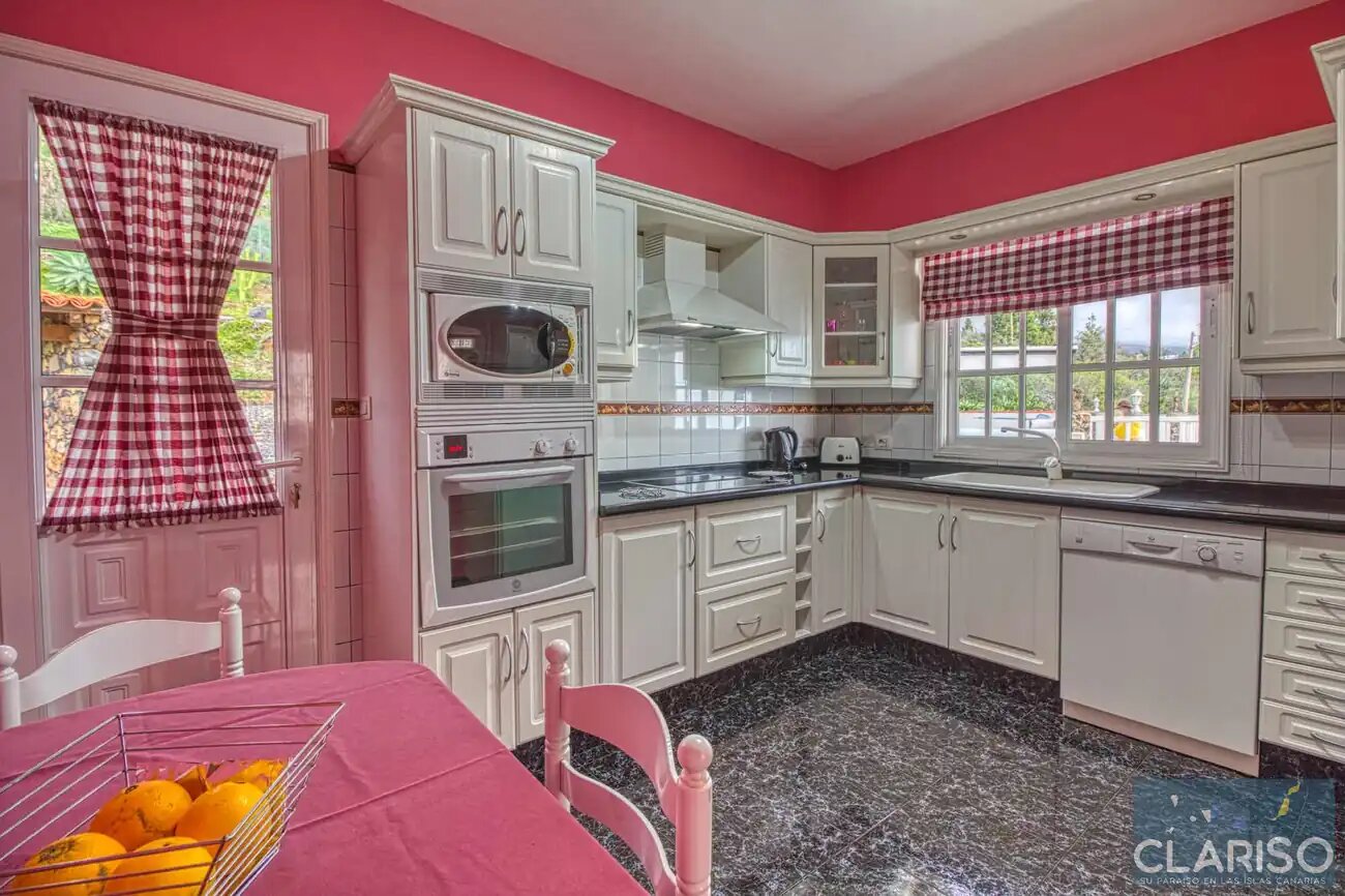 Villa La Hoya: Ferienhaus mit Eckbadewanne und Meerblick am Ende einer Sackgasse in Tijarafe auf La Palma