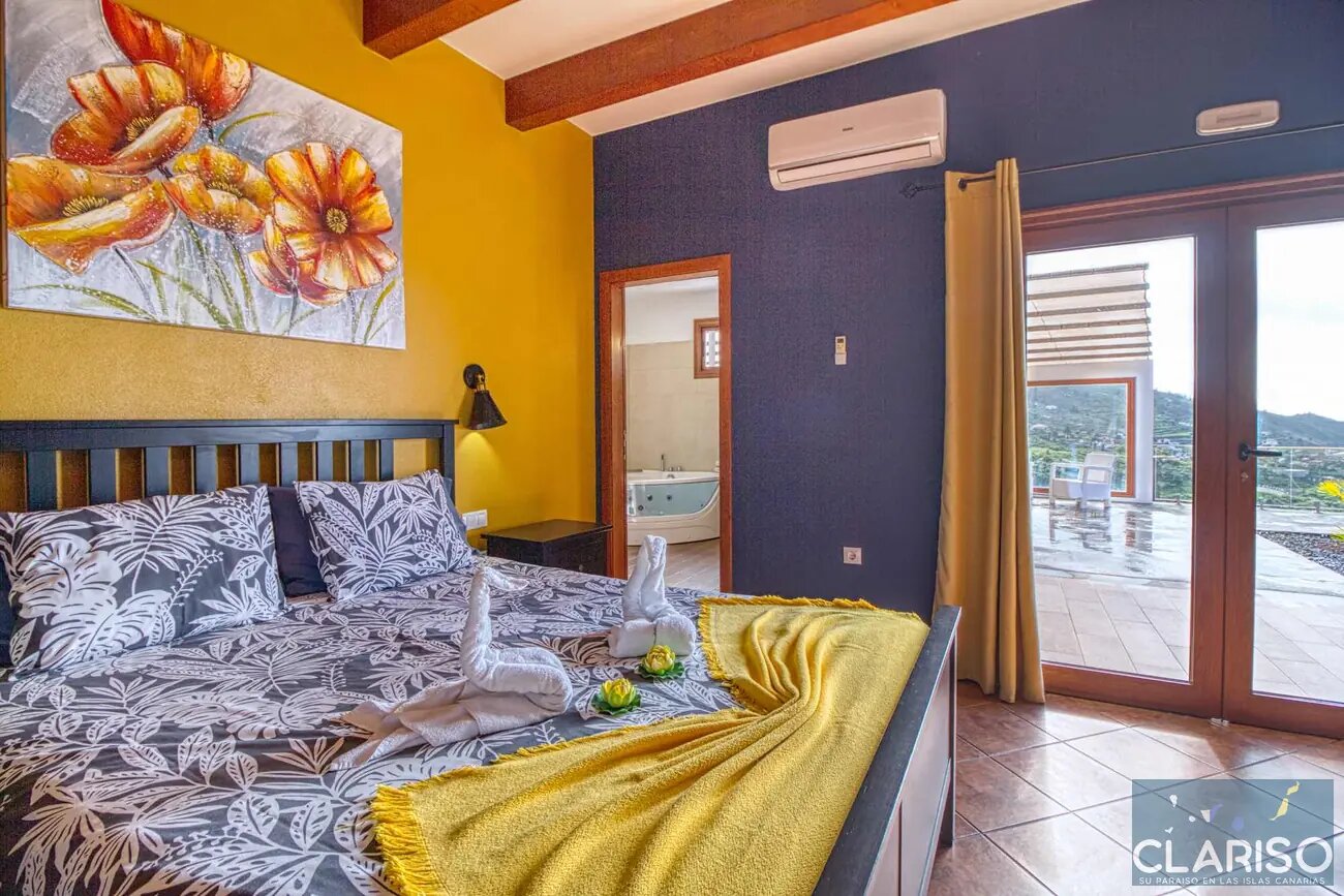 Villa Mica: Ferienhaus mit Pool und Jacuzzi im Hauptschlafzimmer in Tijarafe auf La Palma