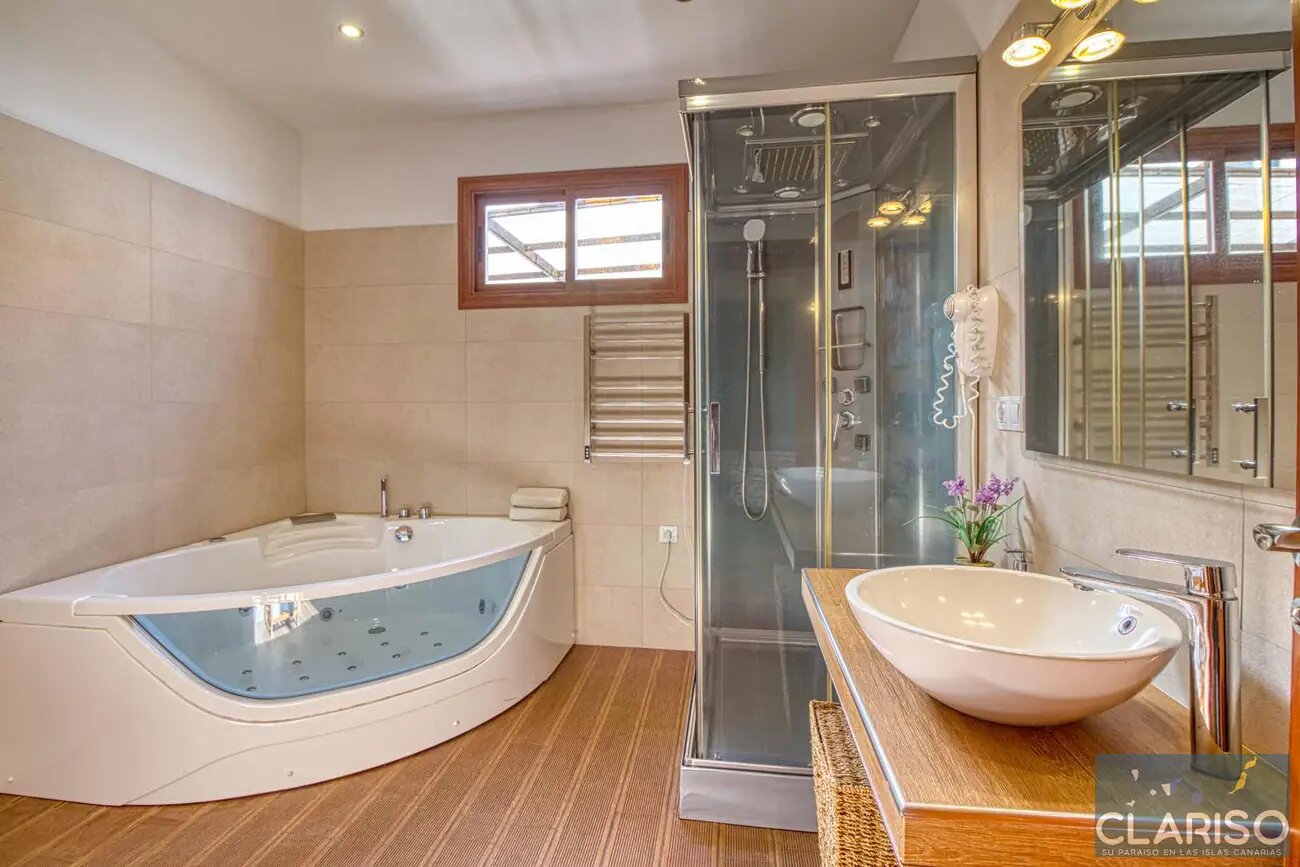 Villa Mica: Ferienhaus mit Pool und Jacuzzi im Hauptschlafzimmer in Tijarafe auf La Palma