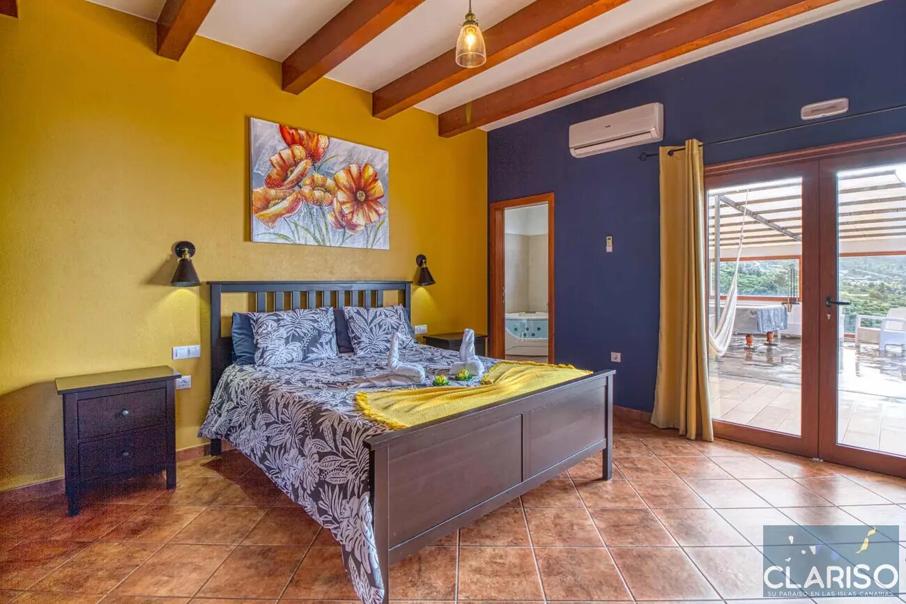 Villa Mica: Ferienhaus mit Pool und Jacuzzi im Hauptschlafzimmer in Tijarafe auf La Palma