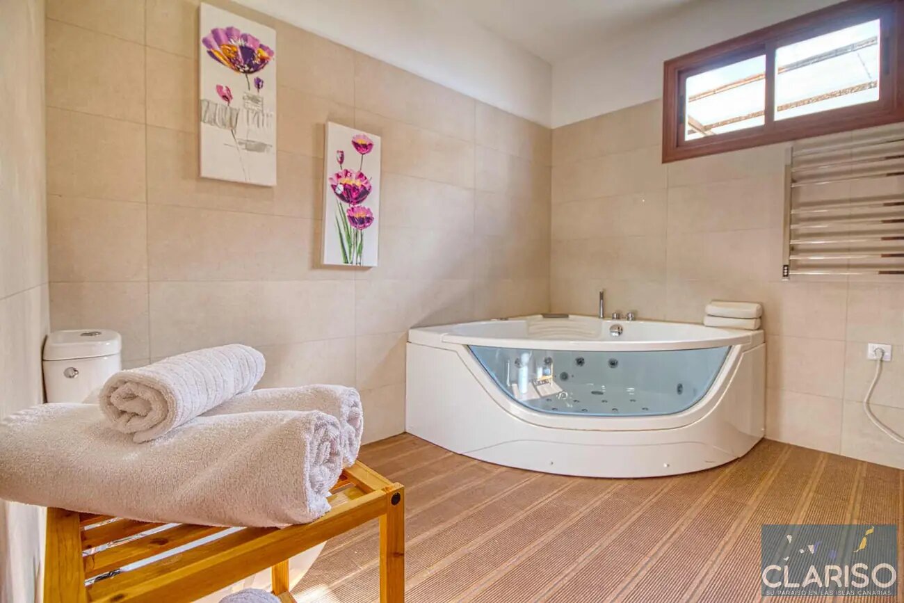 Villa Mica: Ferienhaus mit Pool und Jacuzzi im Hauptschlafzimmer in Tijarafe auf La Palma