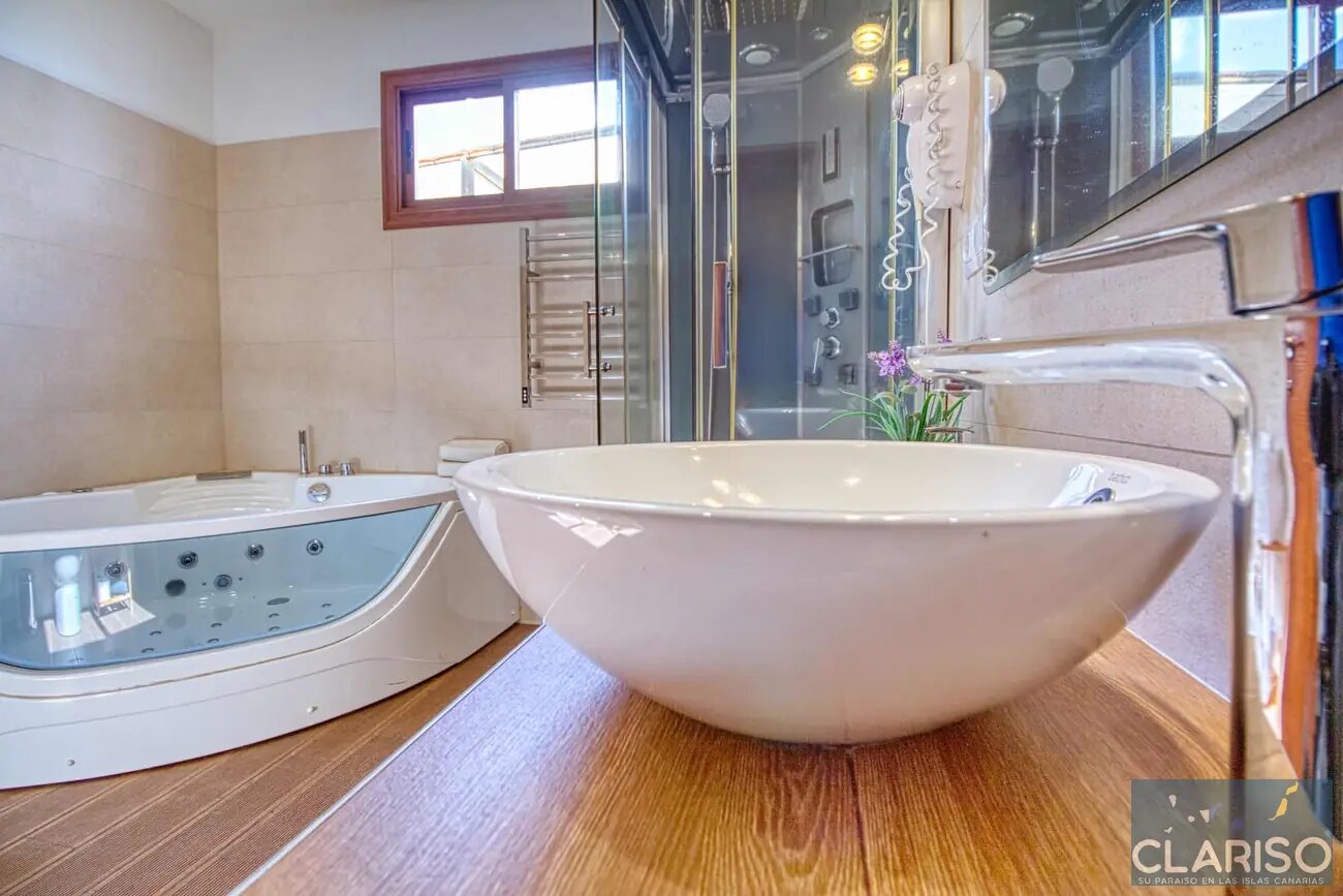 Villa Mica: Ferienhaus mit Pool und Jacuzzi im Hauptschlafzimmer in Tijarafe auf La Palma
