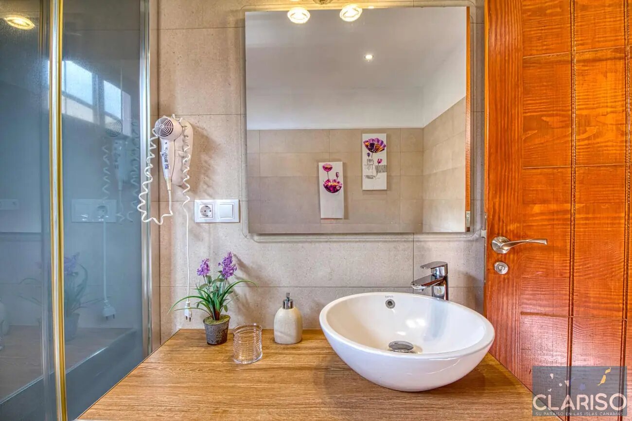 Villa Mica: Ferienhaus mit Pool und Jacuzzi im Hauptschlafzimmer in Tijarafe auf La Palma