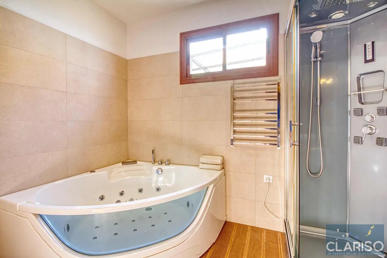 Villa Mica: Ferienhaus mit Pool und Jacuzzi im Hauptschlafzimmer in Tijarafe auf La Palma