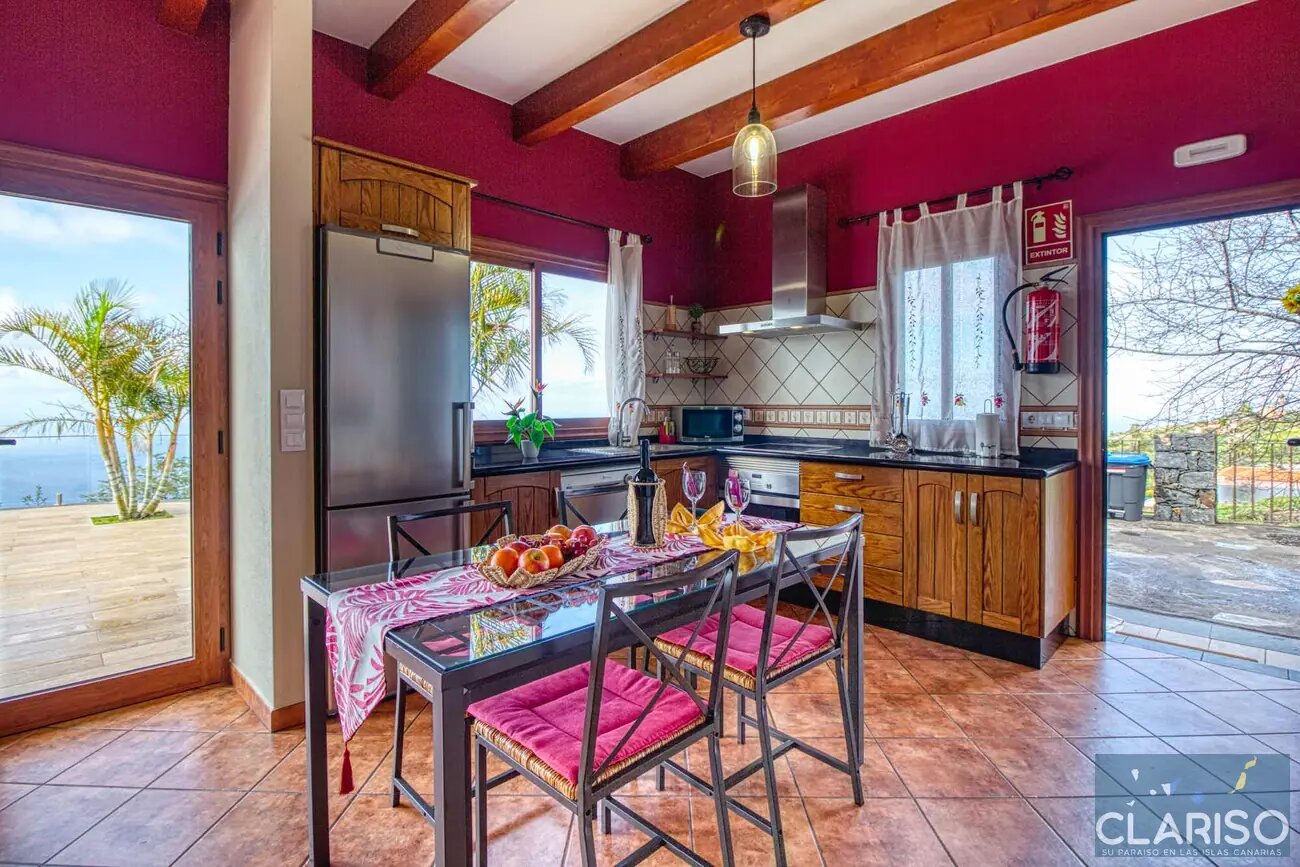 Villa Mica: Ferienhaus mit Pool und Jacuzzi im Hauptschlafzimmer in Tijarafe auf La Palma