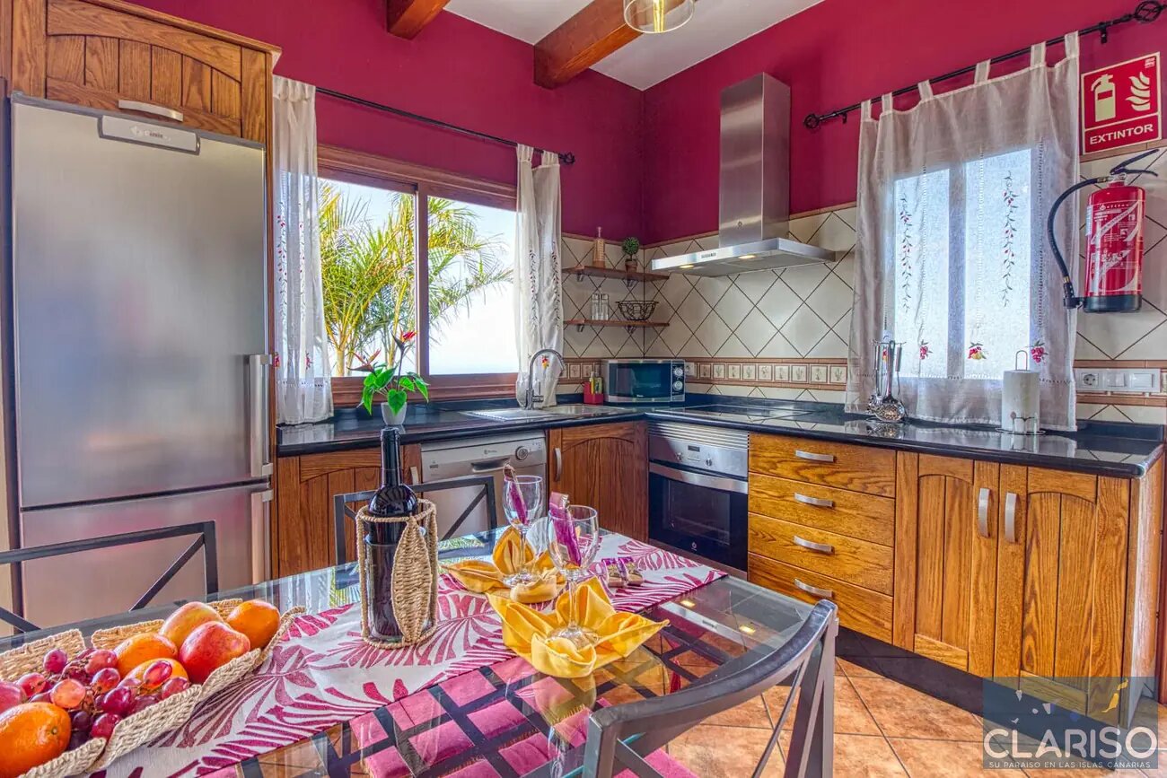 Villa Mica: Ferienhaus mit Pool und Jacuzzi im Hauptschlafzimmer in Tijarafe auf La Palma