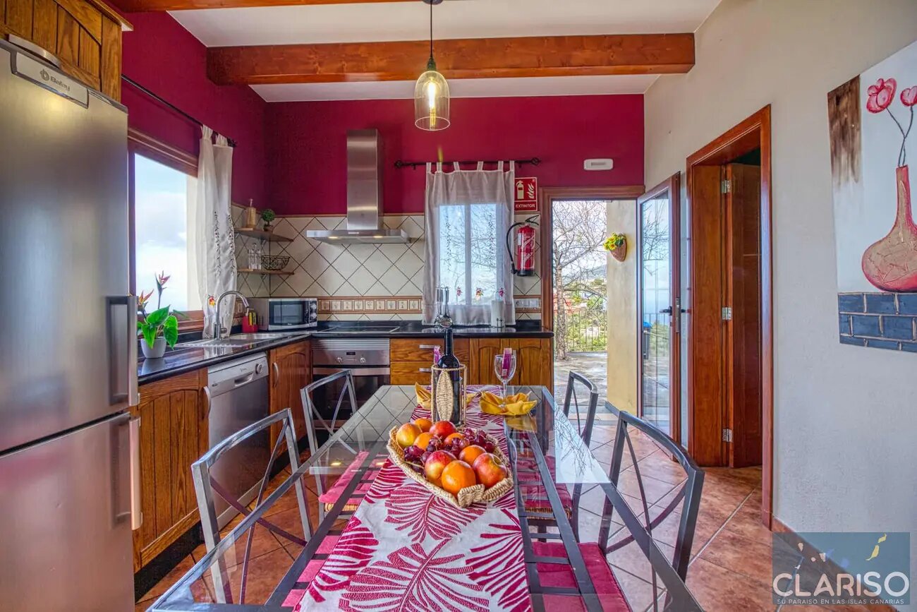 Villa Mica: Ferienhaus mit Pool und Jacuzzi im Hauptschlafzimmer in Tijarafe auf La Palma