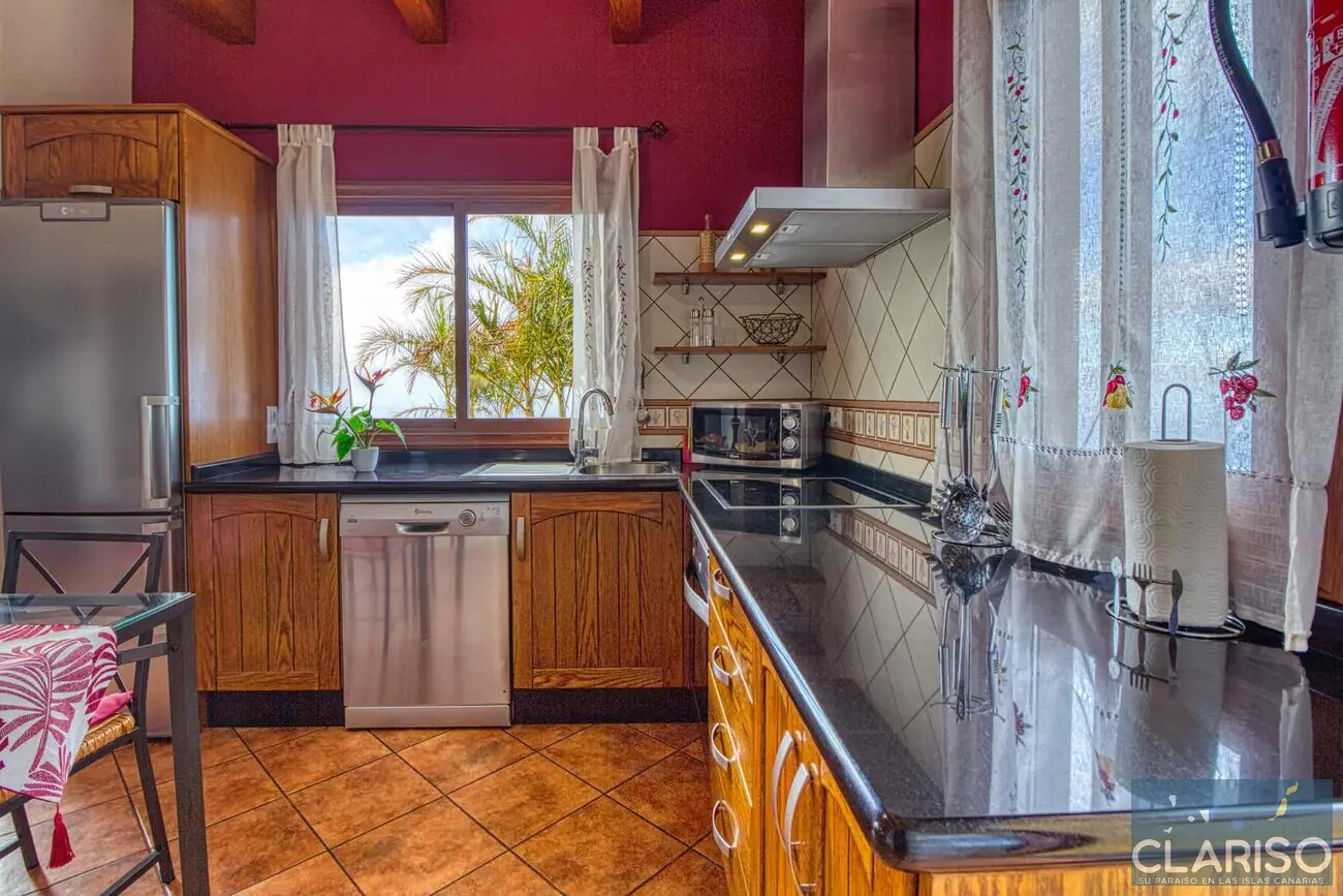 Villa Mica: Ferienhaus mit Pool und Jacuzzi im Hauptschlafzimmer in Tijarafe auf La Palma