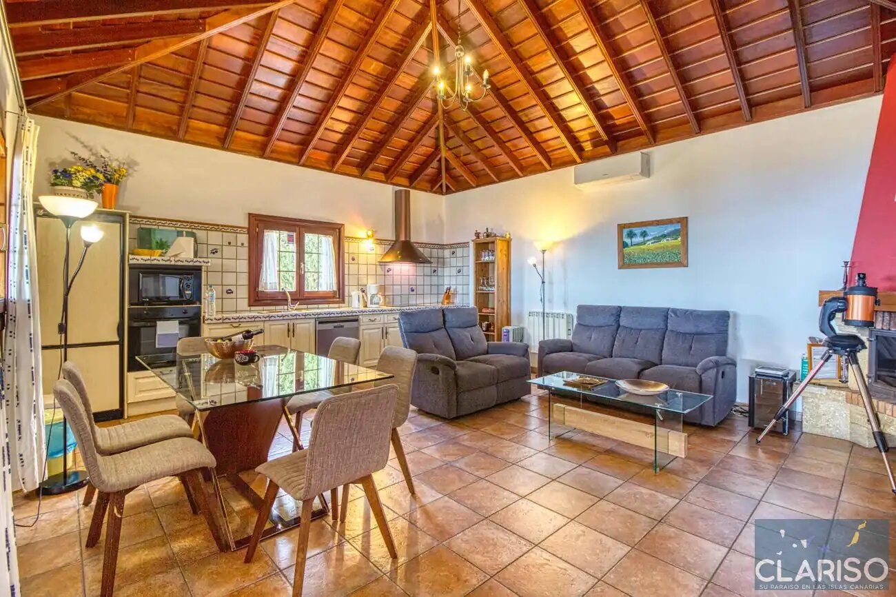 Casa Van de Walle: Kanarisches Ferienhaus mit hohen Decken und Kamin in Tijarafe auf La Palma