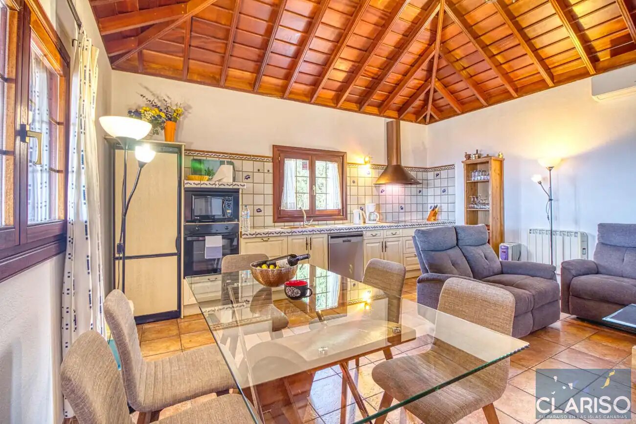 Casa Van de Walle: Kanarisches Ferienhaus mit hohen Decken und Kamin in Tijarafe auf La Palma
