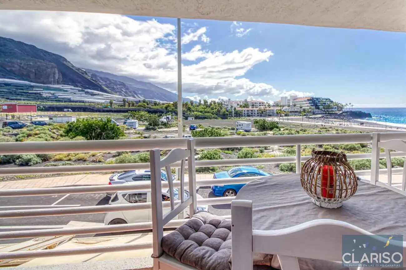 Apartment Sol y Playa: Ferienwohnung mit Meerblick-Balkon und Sofa am Strand in Puerto Naos auf La Palma