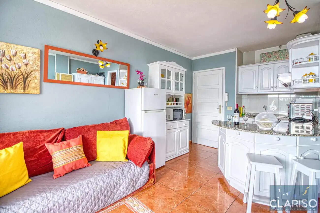 Apartment Sol y Playa: Ferienwohnung mit Meerblick-Balkon und Sofa am Strand in Puerto Naos auf La Palma