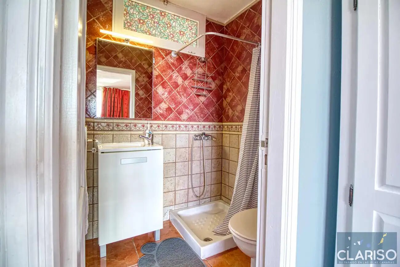 Apartment Sol y Playa: Ferienwohnung mit Meerblick-Balkon und Sofa am Strand in Puerto Naos auf La Palma