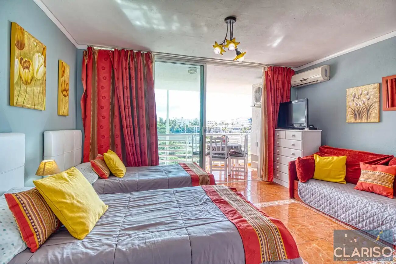 Apartment Sol y Playa: Ferienwohnung mit Meerblick-Balkon und Sofa am Strand in Puerto Naos auf La Palma
