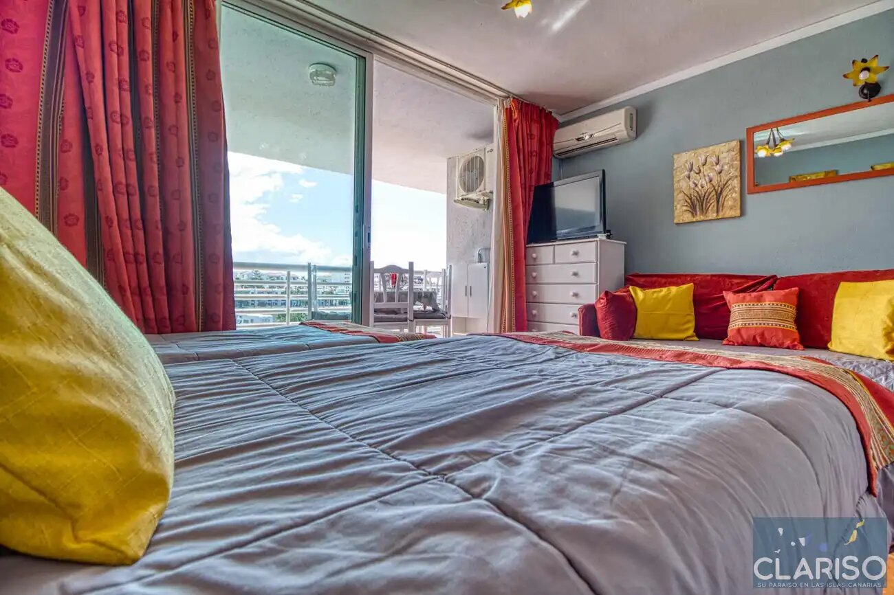 Apartment Sol y Playa: Ferienwohnung mit Meerblick-Balkon und Sofa am Strand in Puerto Naos auf La Palma
