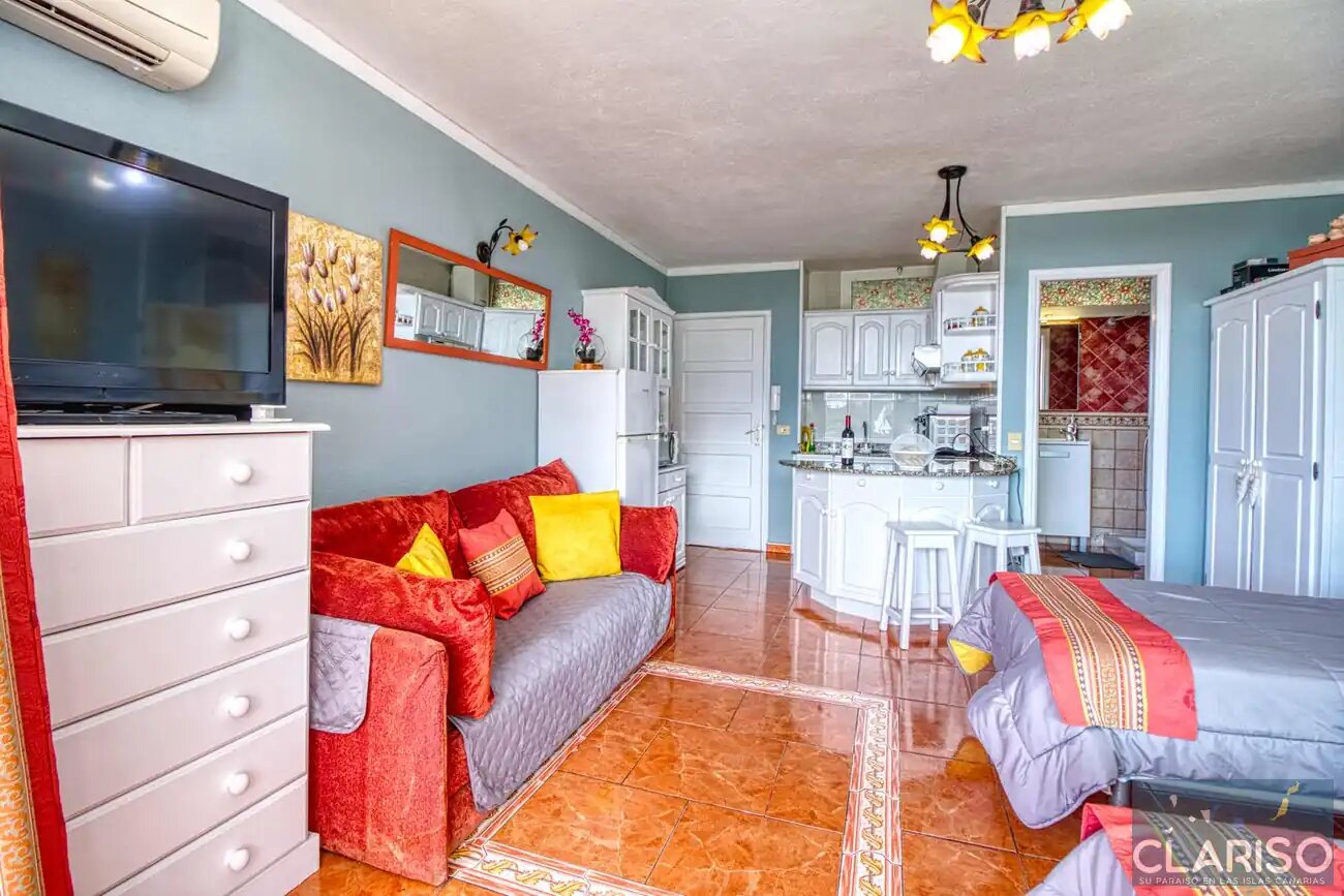 Apartment Sol y Playa: Ferienwohnung mit Meerblick-Balkon und Sofa am Strand in Puerto Naos auf La Palma