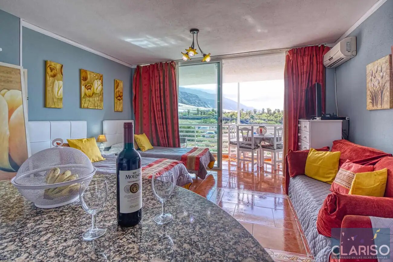 Apartment Sol y Playa: Ferienwohnung mit Meerblick-Balkon und Sofa am Strand in Puerto Naos auf La Palma