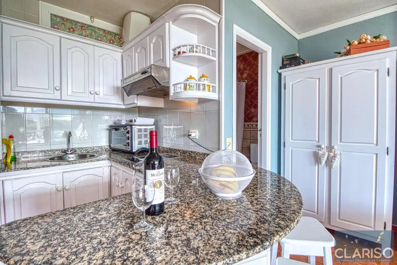 Apartment Sol y Playa: Ferienwohnung mit Meerblick-Balkon und Sofa am Strand in Puerto Naos auf La Palma