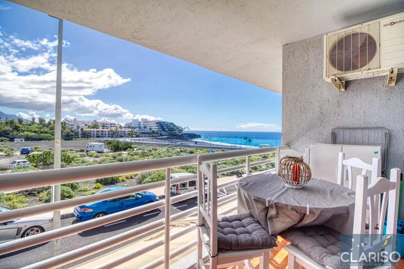 Apartment Sol y Playa: Ferienwohnung mit Meerblick-Balkon und Sofa am Strand in Puerto Naos auf La Palma