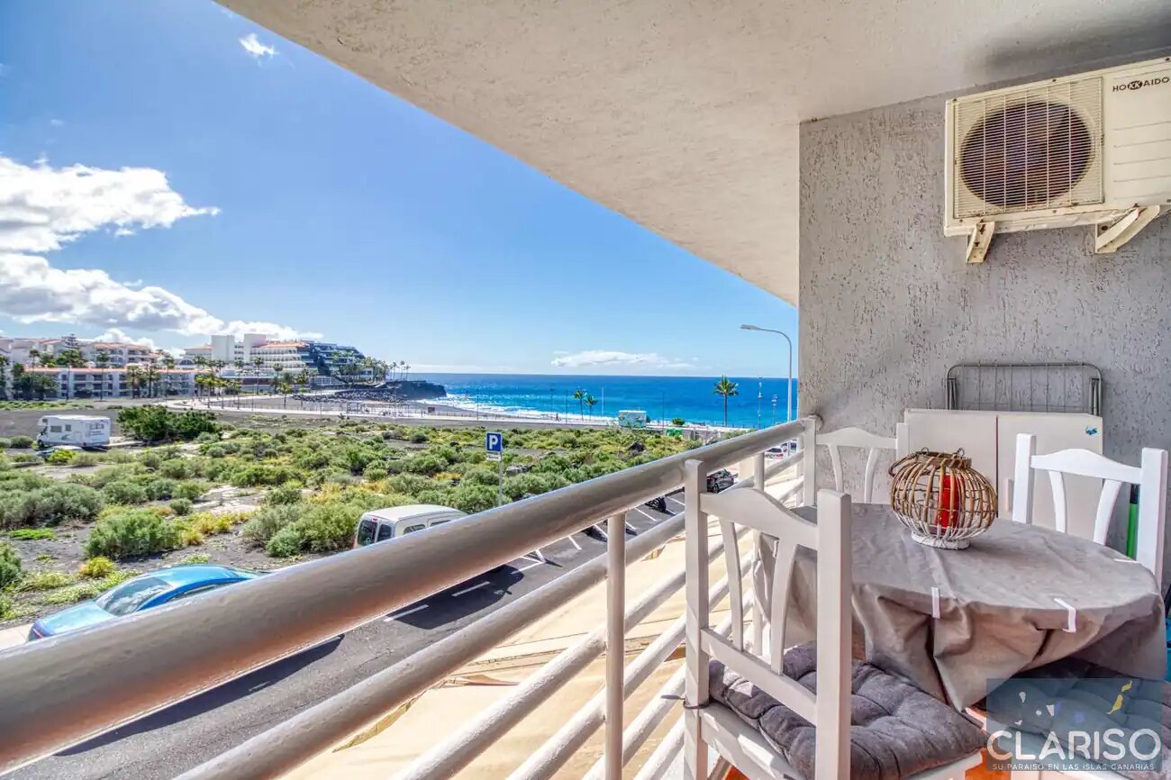 Apartment Sol y Playa: Ferienwohnung mit Meerblick-Balkon und Sofa am Strand in Puerto Naos auf La Palma