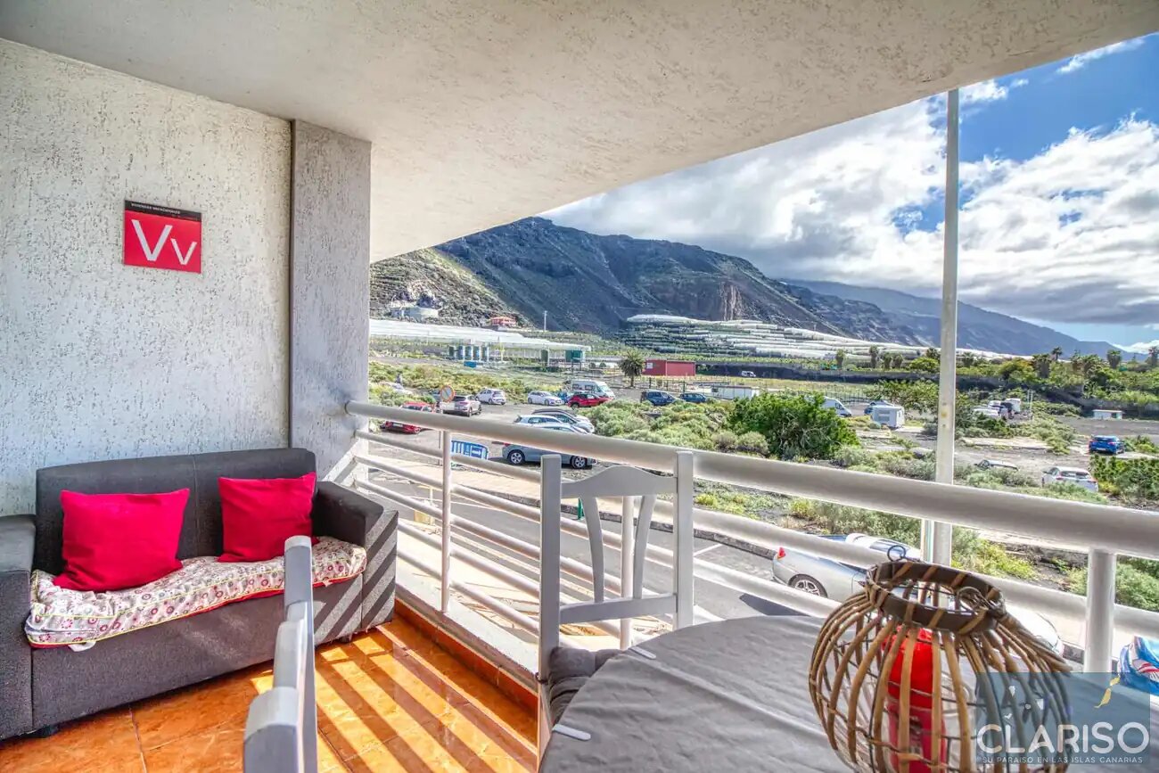 Apartment Sol y Playa: Ferienwohnung mit Meerblick-Balkon und Sofa am Strand in Puerto Naos auf La Palma