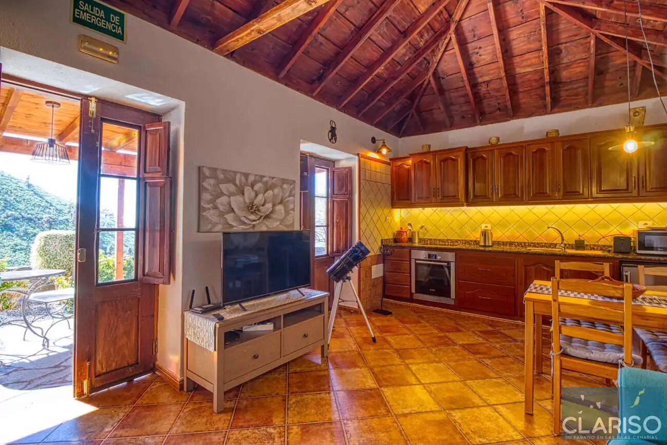 Casa Micaela: Kanarisches Ferienhaus mit Holzdecke und Meerblick in Garafía auf La Palma