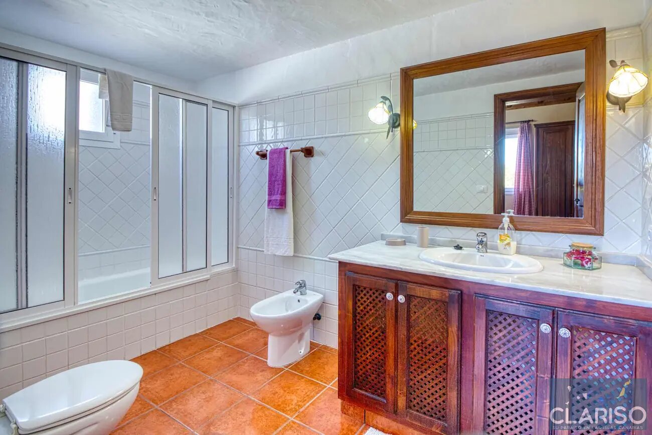 Villa Cerca Azul: Ferienhaus in Zweiflügel-Architektur mit Gemeinschaftspool in El Paso auf La Palma