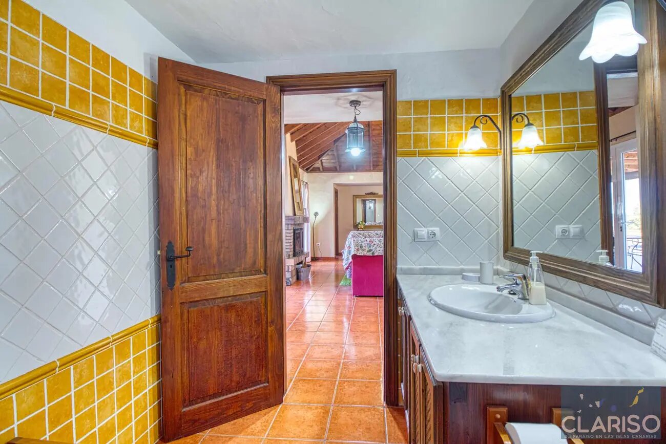 Villa Cerca Azul: Ferienhaus in Zweiflügel-Architektur mit Gemeinschaftspool in El Paso auf La Palma