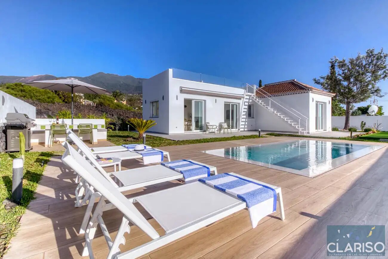 Villa Veni: Weißes Ferienhaus an schwarzem Lavastrom mit Dachterrassen-Panorama in Tazacorte auf La Palma