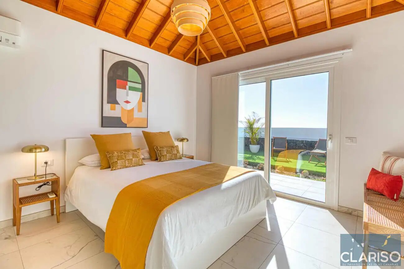 Villa Veni: Weißes Ferienhaus an schwarzem Lavastrom mit Dachterrassen-Panorama in Tazacorte auf La Palma