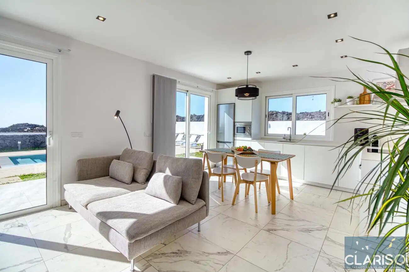 Villa Veni: Weißes Ferienhaus an schwarzem Lavastrom mit Dachterrassen-Panorama in Tazacorte auf La Palma