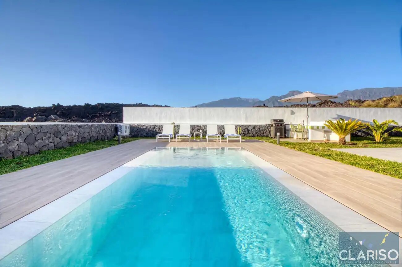 Villa Veni: Weißes Ferienhaus an schwarzem Lavastrom mit Dachterrassen-Panorama in Tazacorte auf La Palma