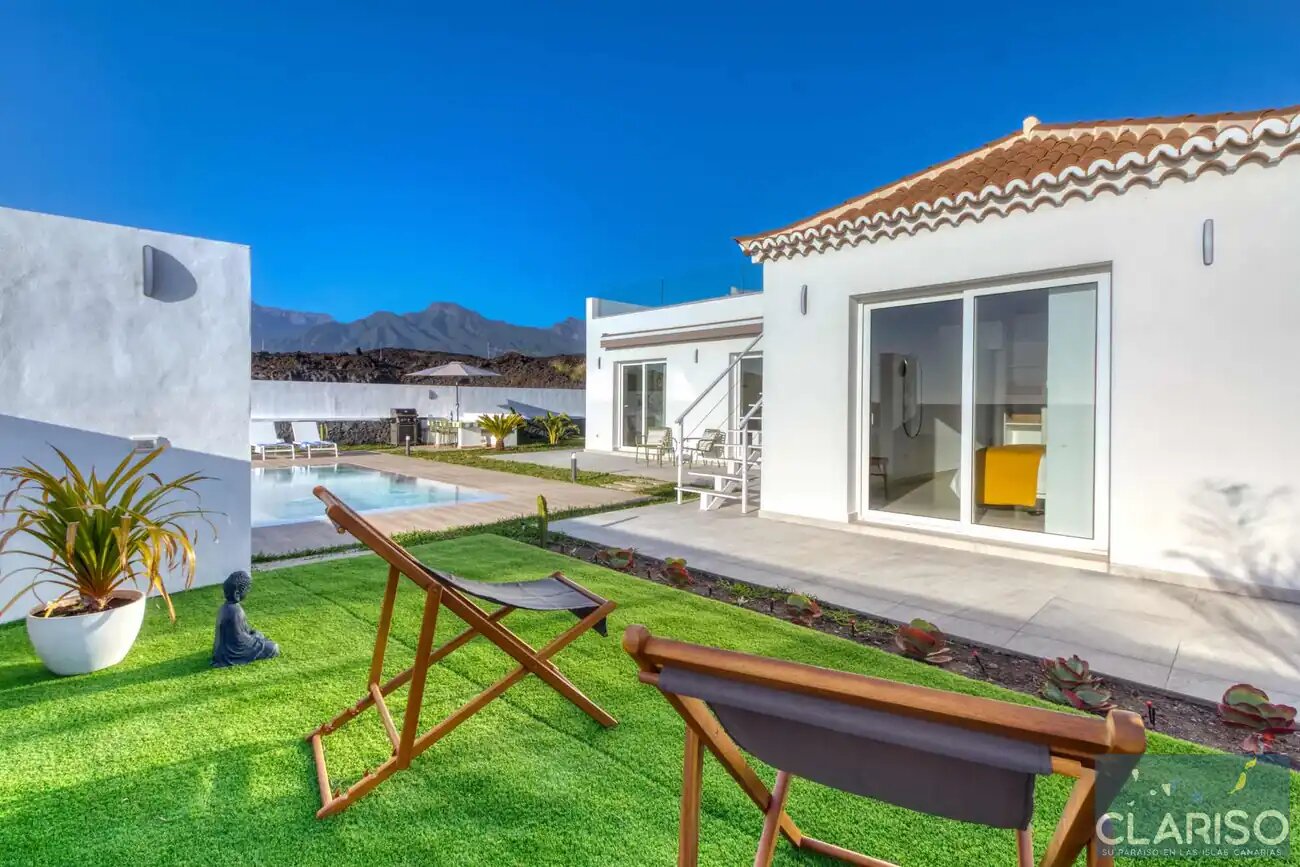 Villa Veni: Weißes Ferienhaus an schwarzem Lavastrom mit Dachterrassen-Panorama in Tazacorte auf La Palma