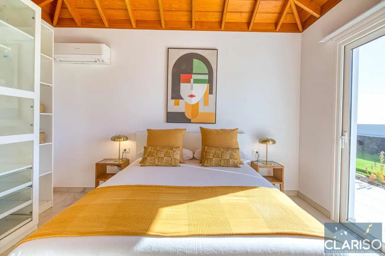 Villa Veni: Weißes Ferienhaus an schwarzem Lavastrom mit Dachterrassen-Panorama in Tazacorte auf La Palma