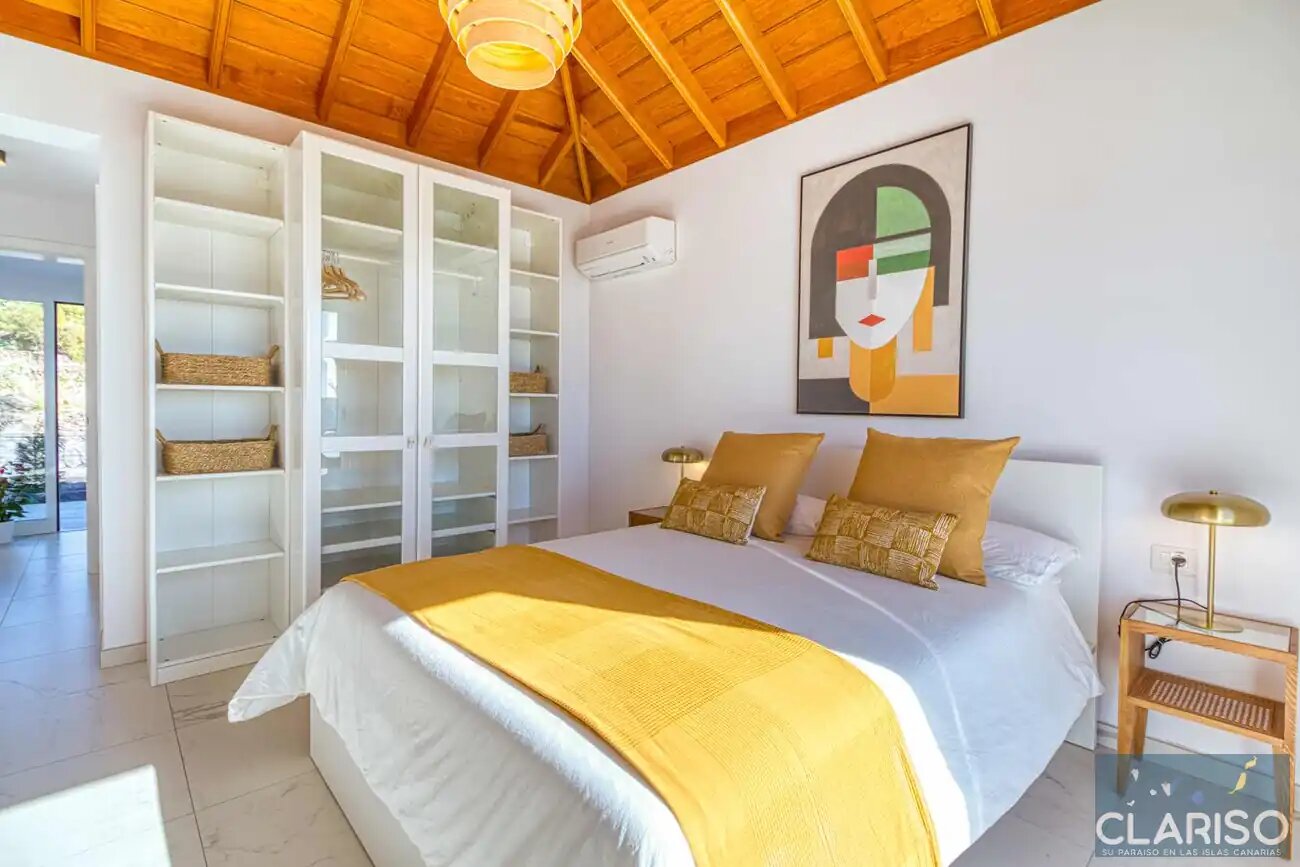 Villa Veni: Weißes Ferienhaus an schwarzem Lavastrom mit Dachterrassen-Panorama in Tazacorte auf La Palma