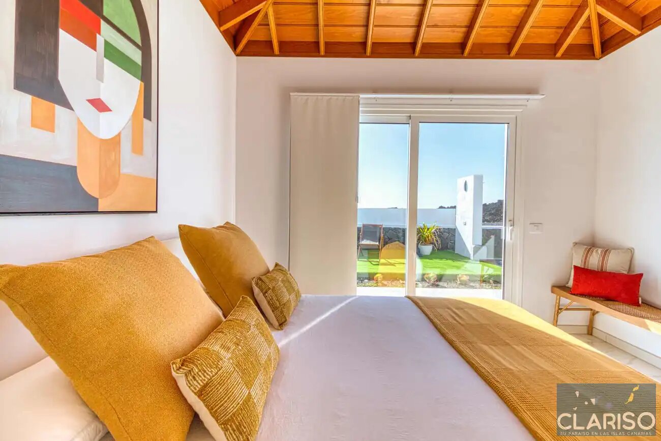 Villa Veni: Weißes Ferienhaus an schwarzem Lavastrom mit Dachterrassen-Panorama in Tazacorte auf La Palma