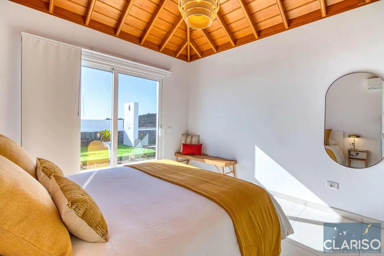 Villa Veni: Weißes Ferienhaus an schwarzem Lavastrom mit Dachterrassen-Panorama in Tazacorte auf La Palma