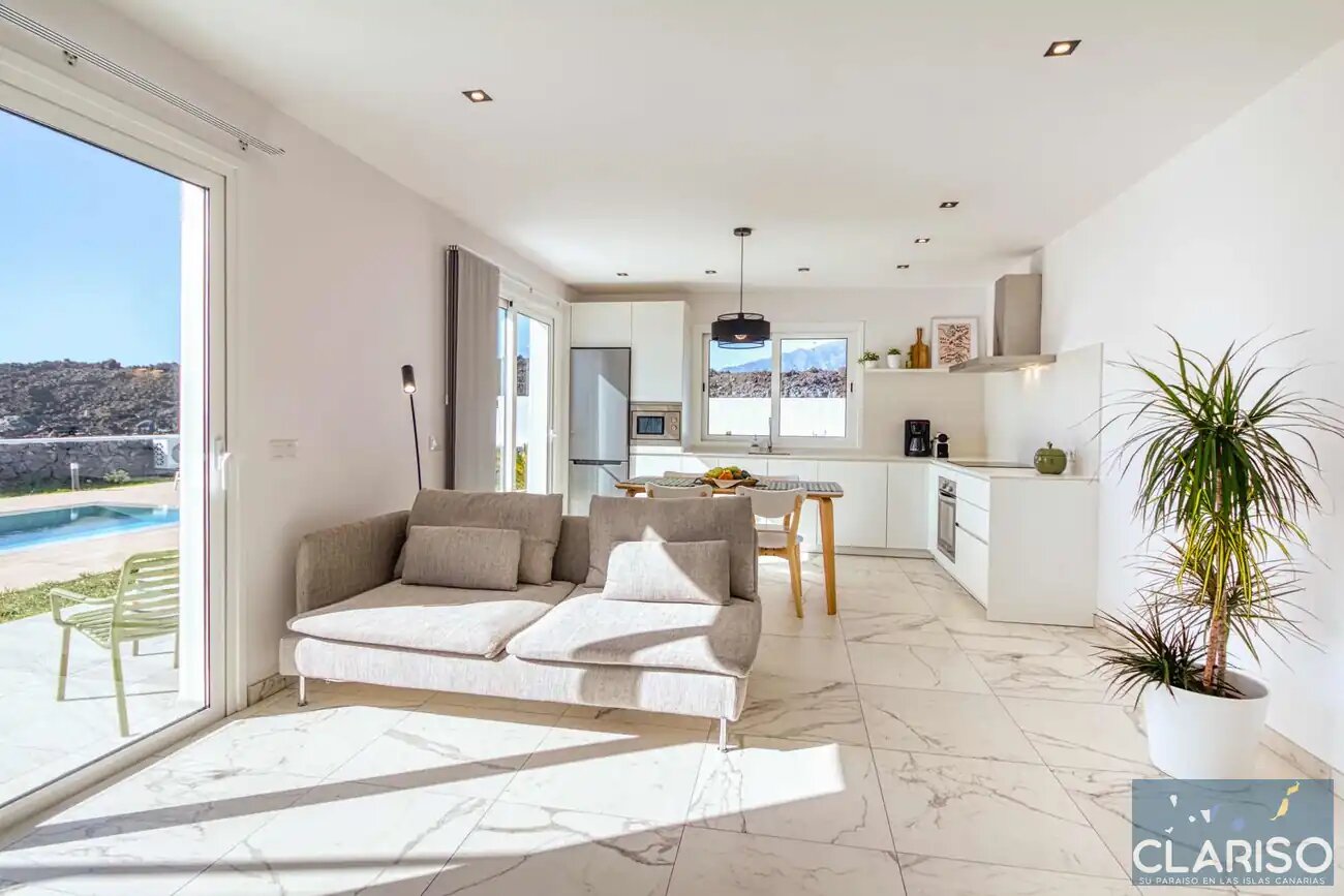 Villa Veni: Weißes Ferienhaus an schwarzem Lavastrom mit Dachterrassen-Panorama in Tazacorte auf La Palma