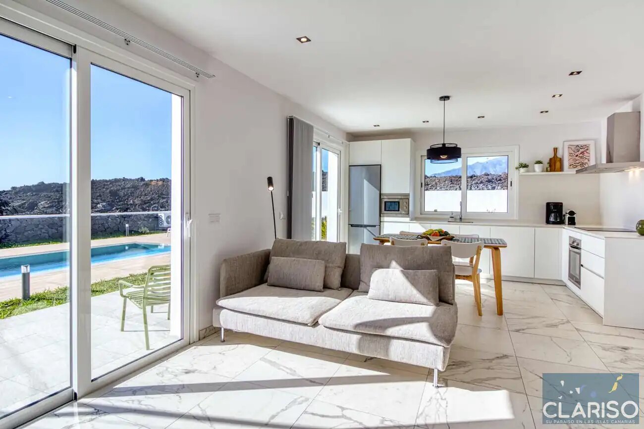 Villa Veni: Weißes Ferienhaus an schwarzem Lavastrom mit Dachterrassen-Panorama in Tazacorte auf La Palma
