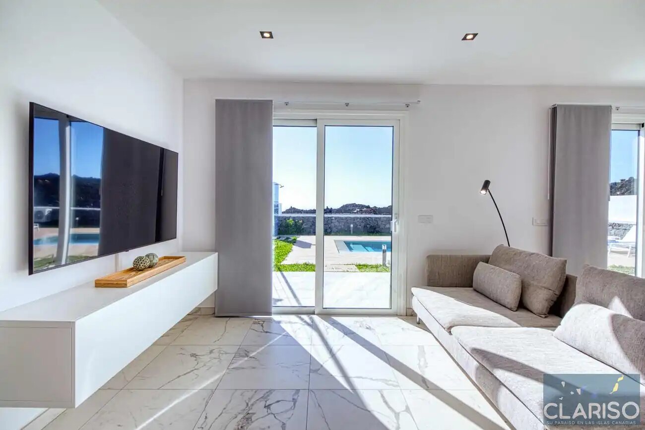 Villa Veni: Weißes Ferienhaus an schwarzem Lavastrom mit Dachterrassen-Panorama in Tazacorte auf La Palma