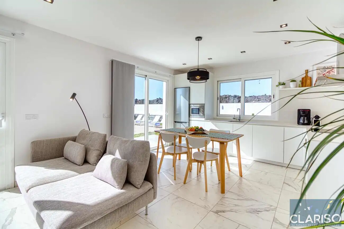 Villa Veni: Weißes Ferienhaus an schwarzem Lavastrom mit Dachterrassen-Panorama in Tazacorte auf La Palma