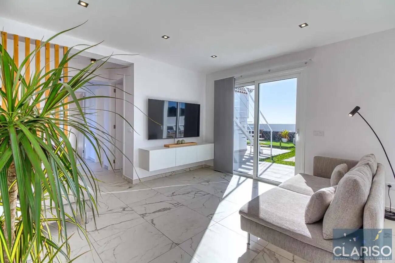 Villa Veni: Weißes Ferienhaus an schwarzem Lavastrom mit Dachterrassen-Panorama in Tazacorte auf La Palma