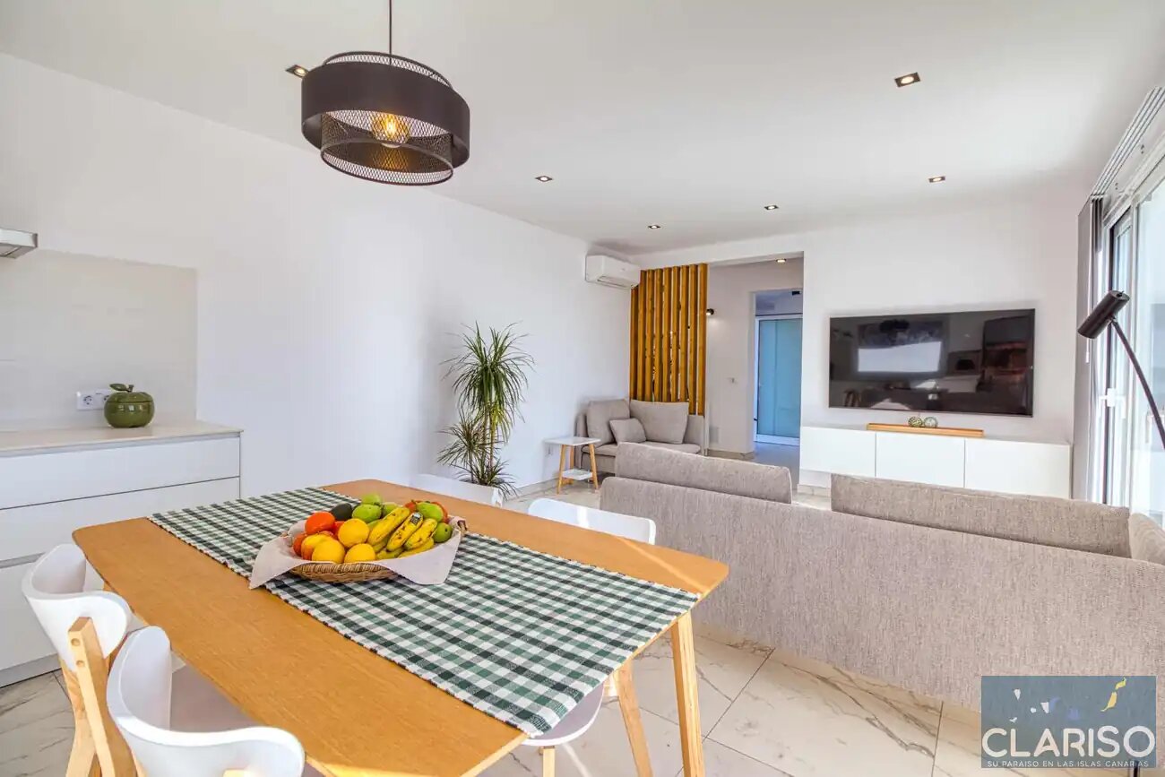 Villa Veni: Weißes Ferienhaus an schwarzem Lavastrom mit Dachterrassen-Panorama in Tazacorte auf La Palma