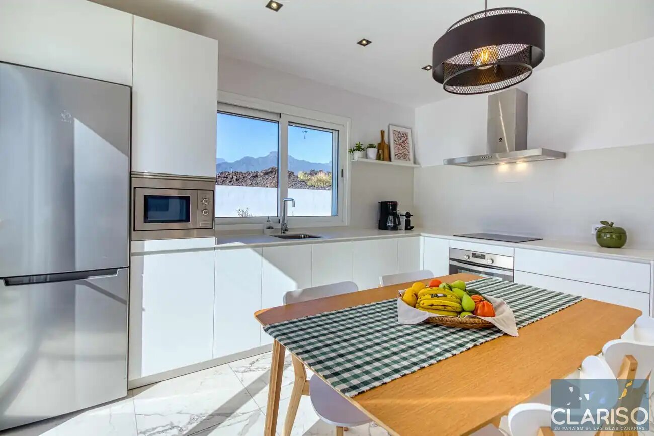 Villa Veni: Weißes Ferienhaus an schwarzem Lavastrom mit Dachterrassen-Panorama in Tazacorte auf La Palma