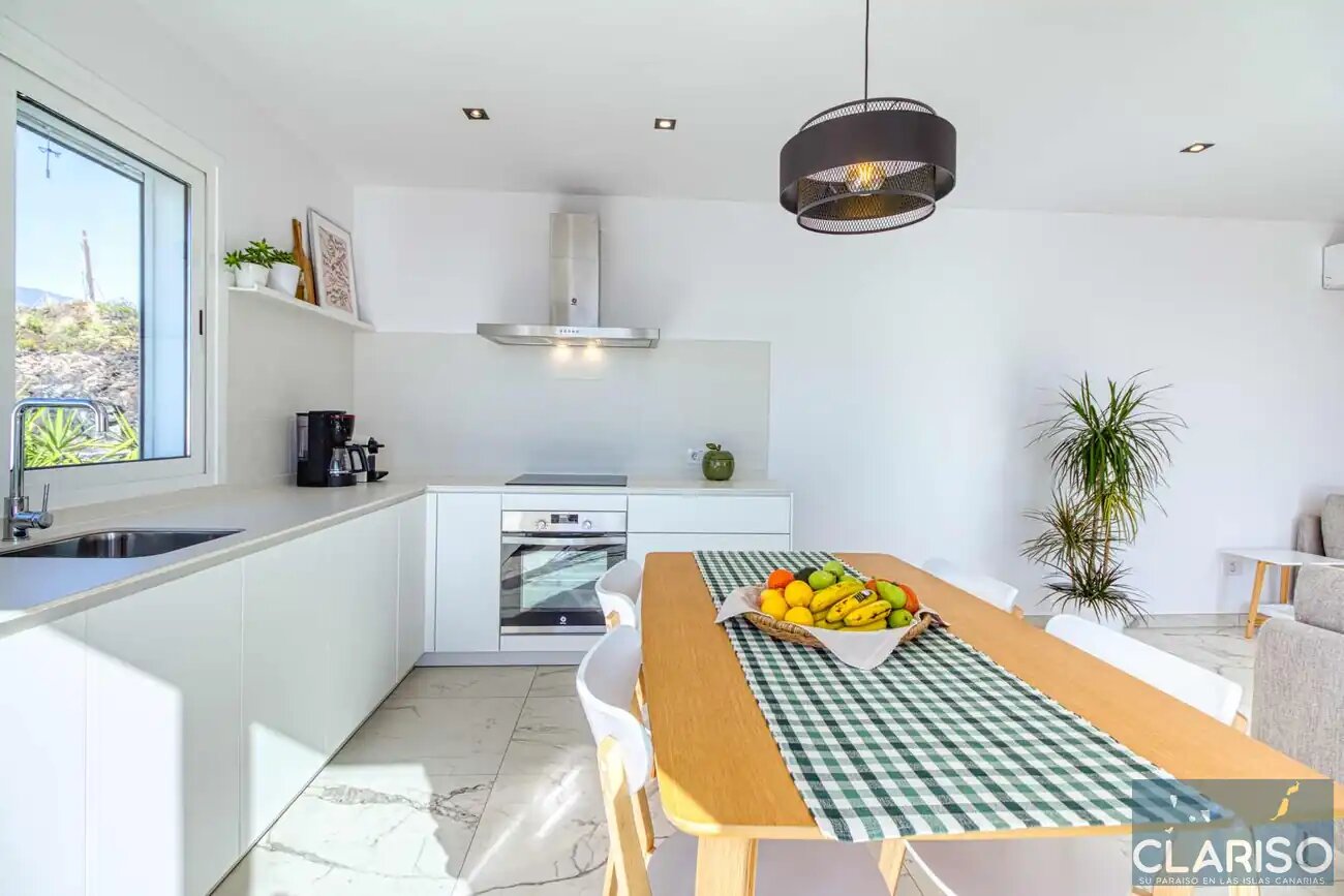 Villa Veni: Weißes Ferienhaus an schwarzem Lavastrom mit Dachterrassen-Panorama in Tazacorte auf La Palma